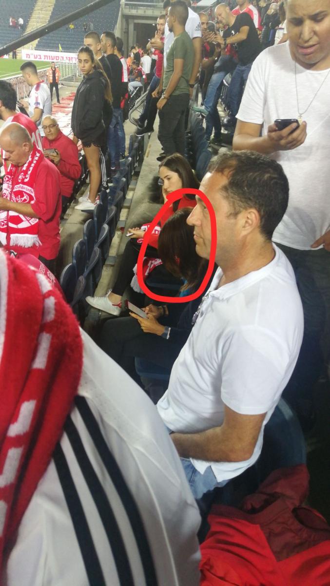 אלי ואלונה ברקת בין האוהדים האדומים בטדי. התערבבו ביציע הדרומי (צילום: עמית ניר)